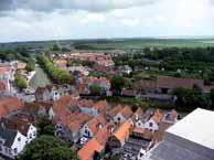Vanuit de toren bestaat er een bijzonder uitzicht over de oranje daken van Goedereede en met een beetje geluk zelfs op de kust.