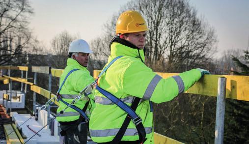 1. WERKEN OP HOOGTE GEBRUIK ALTIJD VALBEVEILIGING BIJ WERKEN OP HOOGTE Kies altijd de beste valbeveiliging zoals leuningen, afschermingen, stellingen, een veiligheidsharnas en geef prioriteit aan