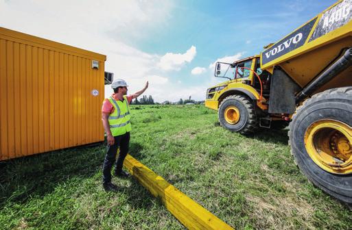 4. VOERTUIGEN IN BEWEGING VOLG ALTIJD DE VERKEERSREGELS DIE VAN TOEPASSING ZIJN VOOR UW VOERTUIG OP DE WEG OF OP DE WERF Volg altijd de verkeersregels die op de weg en werf van toepassing zijn.