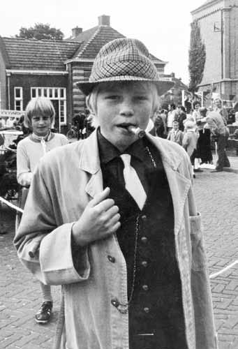 -.%/, Joop Mink tijdens het proefzeilen met een nieuw tuig in 1980. ($)*+,'Berend Mink op het schoolfeest in 1972, toen al met de onafscheidelijke sigaar.