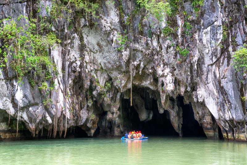 De rivier is 8,2 kilometer lang (4 kilometers daarvan zijn makkelijk te bevaren) en loopt door een spectaculaire grot om direct in de Zuid- Chinese Zee uit te monden.