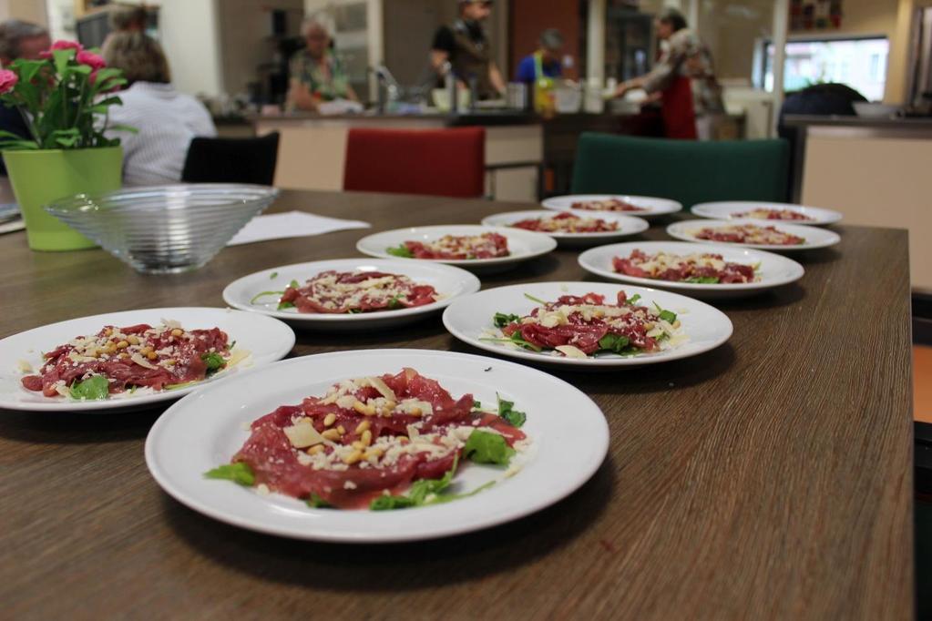 Verdeel de sla over het bord 2. Leg de plakjes carpaccio in het midden 3.