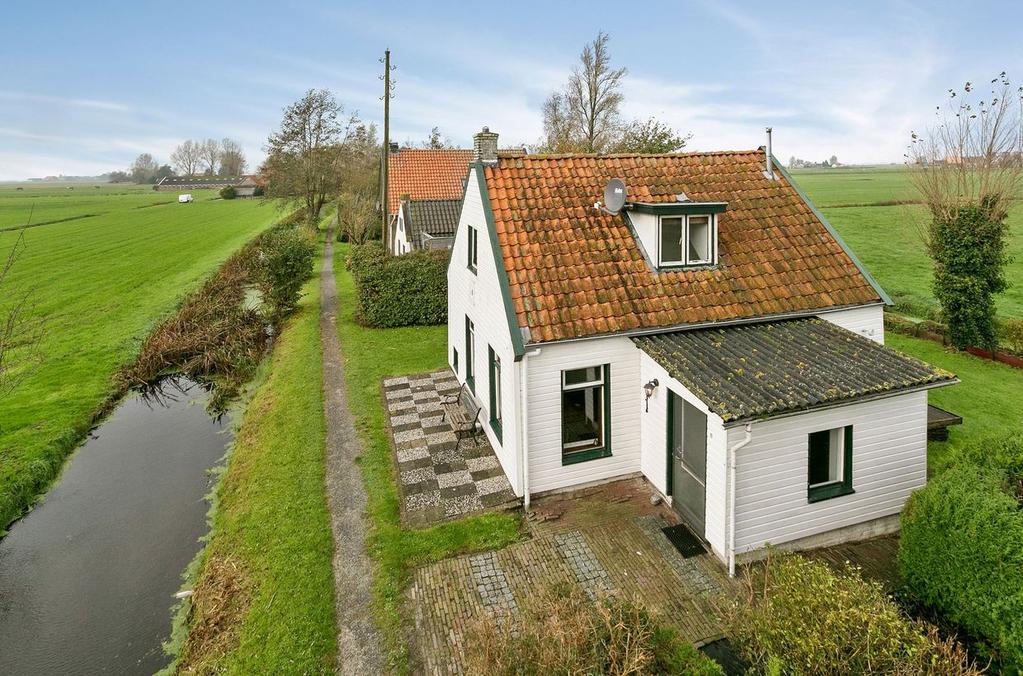 Ligging en indeling Tuin Er is een prachtig weids uitzicht aan de voor en achterkant en voldoende ruimte rond de woning om je helemaal vrij te voelen. Bijzonderheden.