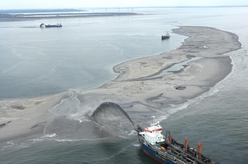 ZAND BOVEN WATER LESBRIEF ONDERBOUW VOORTGEZET ONDERWIJS - HAVO - AARDRIJKSKUNDE Rotterdam is de belangrijkste haven van Europa.