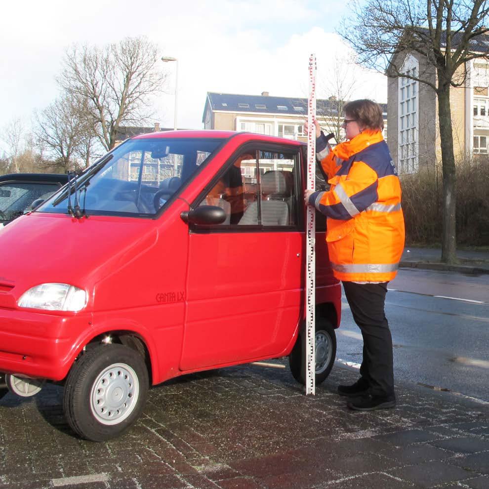 Het team neemt vervolgens contact op met de personen die bij het ongeval betrokken waren, inspecteert de schade aan de voertuigen en bekijkt de locatie waar het ongeval plaatsvond.