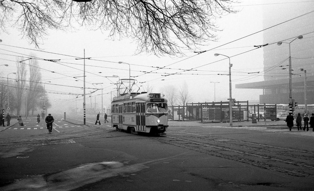 Voetgangers, fietsers en een tram: op de mistige (negende) autoloze zondag passeert HTM-PCC 1124 (lijn