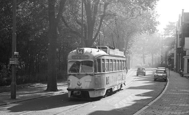 Lijn 14 in zijn laatste jaar via de Nieuwe Duinweg op weg naar het Kurhaus, 1965. Foto: Bert van Raaij.