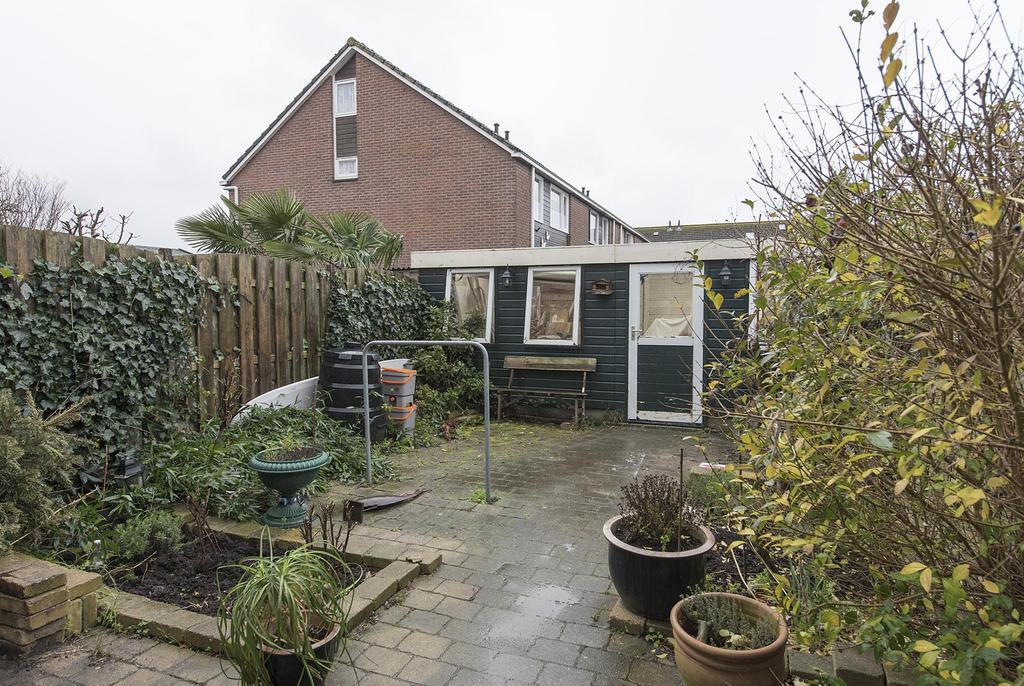 Over Binnendijk 88 Deze woning is voorzien van een garage en ligt tegenover een groenstrook.