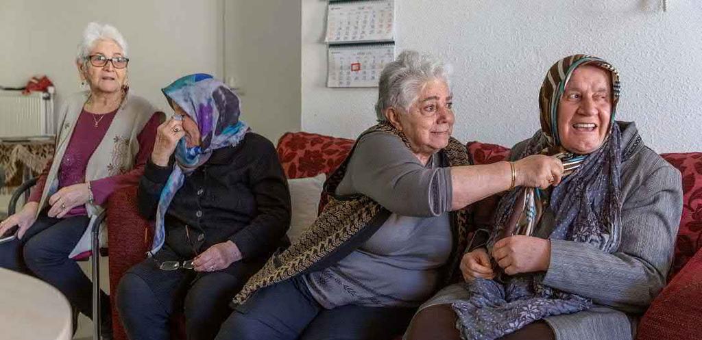 Modern ouder Waar het bejaardenhuis van voorheen vooral gericht leek op zorg en efficiëntie, is het nieuwe wonen voor senioren veel meer gericht op ontmoeten en genieten.