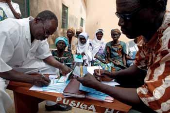 983 Sterktes in de oogzorg Er zijn diverse opleidingen voor oogheelkundig personeel aanwezig; Ruim 53 goed opgeleide oogartsen zijn werkzaam in Ghana (data: 28).