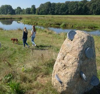 Zegenwerp kp 64 Vanaf vispassage terugrijden. RA Dommel weer oversteken en weg met bocht naar rechts volgen. Bij kp 73 LA ri kp 76. Langs Dondersplein met oude kerktoren fietsen.