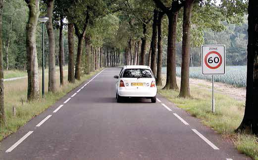 Vraag: U rijdt deze zone in. Is in dit gebied de maximum snelheid op alle wegen 60 km/uur? Antwoord a. Ja b. Nee VVN Opfriscursus Verkeersregels veranderen.