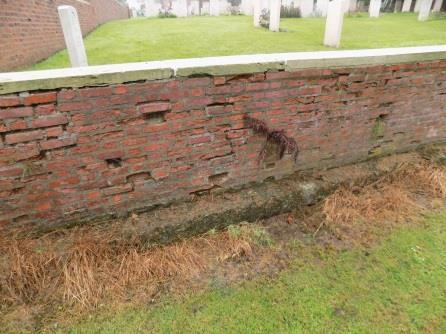 OMHEININGSMUREN Korte beschrijving De begraafplaats wordt begrensd door bakstenen omheiningmuren met natuurstenen dekstenen, in iedere hoek is een pijler (twaalf pijlers in totaal).
