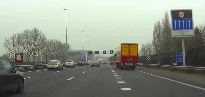 RWS BEDRIJFSINFORMATIE Definitief Human Factors voor verkeersveiligheid in wegontwerp 31 januari 2016 Figuur 3.3. Voorbeelden van stills uit videobeelden vanuit een rijdend voertuig.