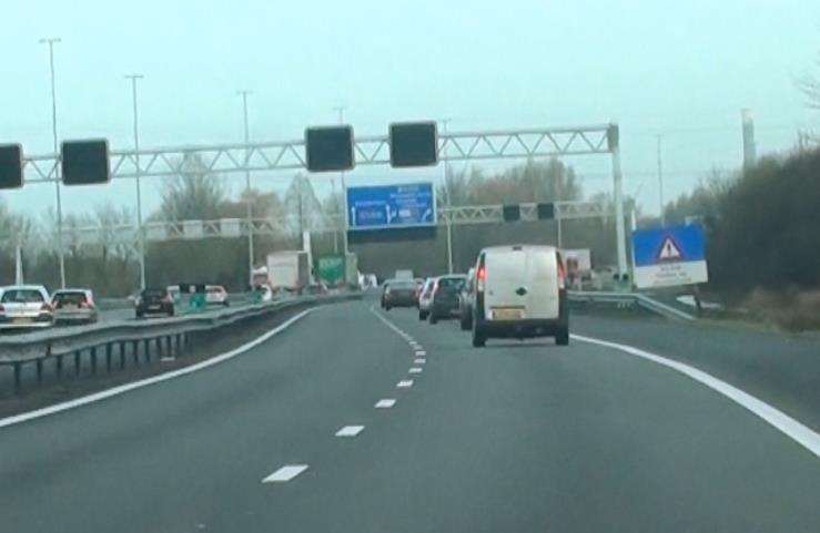 RWS BEDRIJFSINFORMATIE Definitief Human Factors voor verkeersveiligheid in wegontwerp 31 januari 2016 Rit A2Li richting A12 (de verbindingsweg A2F en Nieuwegein A12X) Dit betreft de rit voor de