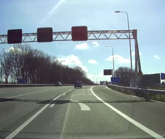 In de verbindingsweg naar de A12 in oostelijke richting volgt de samenvoeger kort na een krappe boog en verdwijnt de rechterrijstrook.