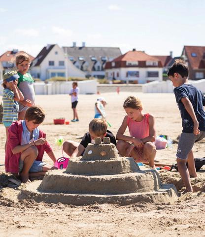 De ene dag waan je je een volleerde beachvolleyspeler, de volgende dag proef je van een partijtje beachvoetbal of -tennis. Liever baseball, kubb of petanque? Alles is mogelijk.