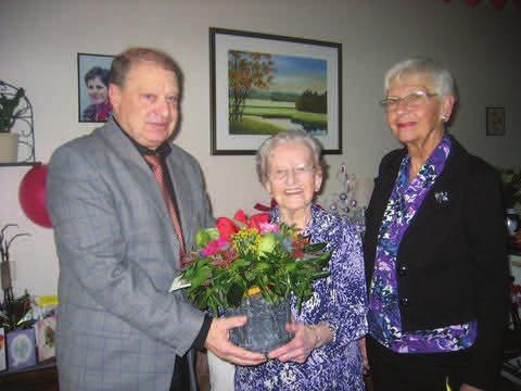 Antenne januari 2013 100 jarige bij KBO-Roosendaal Mevr. A. Mannie-Aanraad werd op 27 november j.l. 100 jaar. Namens KBO-Roosendaal bracht onze voorzitter dhr. Kees Franken, samen met mevr. T.