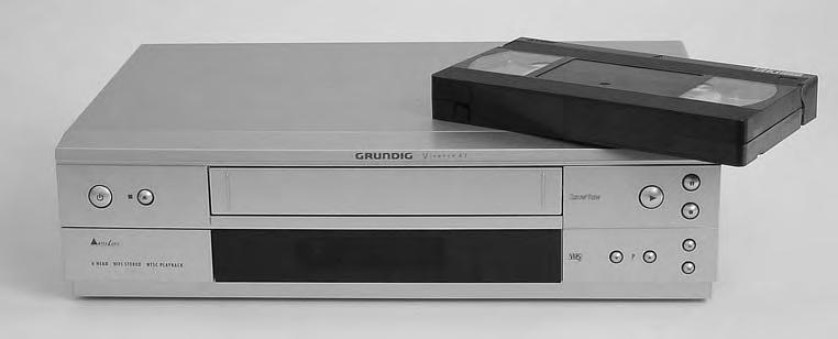 Voor video hebben vele standaarden bestaan: Betamax, Video 8, VHS, VHS-compact, Super-VHS. VHS en een Video 8-bandje.