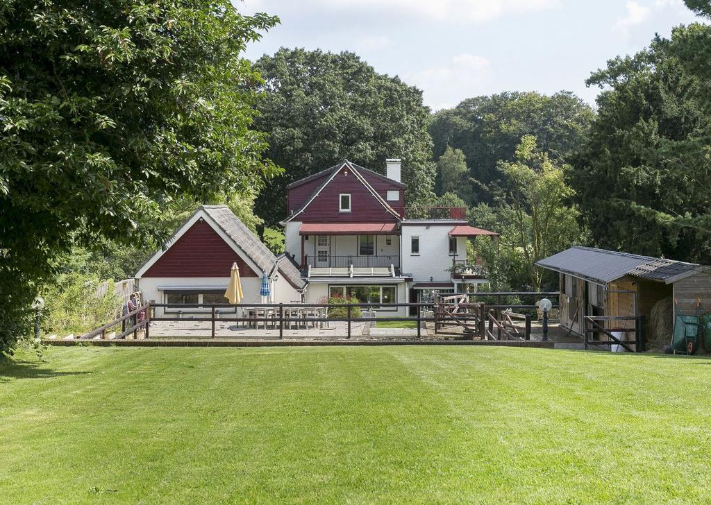 KENMERKEN Soort Type Kamers Woonoppervlakte Perceeloppervlakte Inhoud Bouwjaar Ligging Tuin Kwaliteit tuin Garage Berging / schuur Verwarming Warm water Isolatie Asbest Tank landhuis vrijstaande