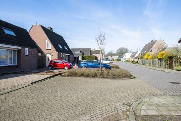 OMSCHRIJVING PAND Vlettevaart 14 te Rucphen betreft een uitgebouwde 2/1 kap woning met garage gelegen in een mooie rustige woonwijk.