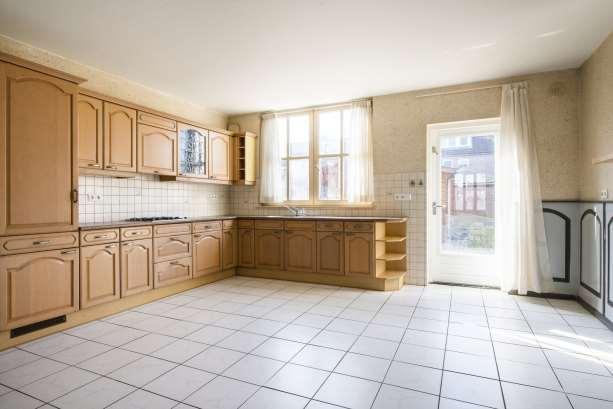 Keuken vloer: wanden: plafond: diversen: - tegels - stucwerk/lambrizering - stucwerk - dichte keuken met toegang tot de garage en achtertuin, tevens hoek