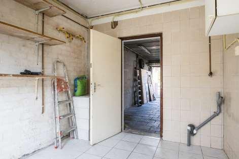 Garage vloer: wanden: plafond: diversen: - tegels/beton - metselwerk - beton delen - bereikbaar via