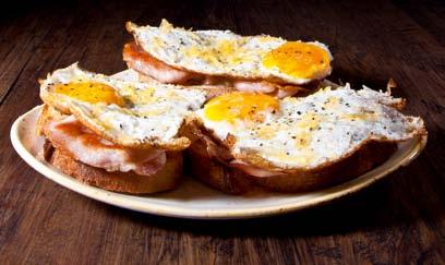 specialiteiten Uitsmijter 7, 50 3 gebakken biologische eieren op brood naar keuze. Met kaas, ham of spek.