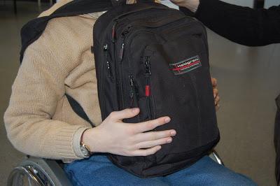 3 Tas op schoot of borst Een rolstoelgebruiker kan de tas ook op de borst dragen. De tas kan dan leunen op de bovenbenen. De afmetingen van een gemiddelde rugtas zijn: 42 x 25 x 32 cm (h x d x b).