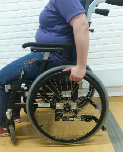 7. Mechanica van de rolstoel Voordat het effect van de tas op het rolstoel mechanisme wordt bekeken, wordt eerst het mechanisme van de rolstoel bekeken zonder extra krachten.