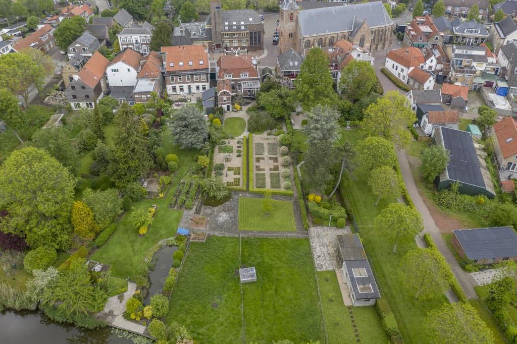 Kadastrale gegevens: Gemeente Strijen, sectie N nummer 845, groot 21 are en 4 centiare Volle eigendom Tuinligging: zuid Maatvoering (indicatief): Gebruiksoppervlakte wonen : circa 255 m²