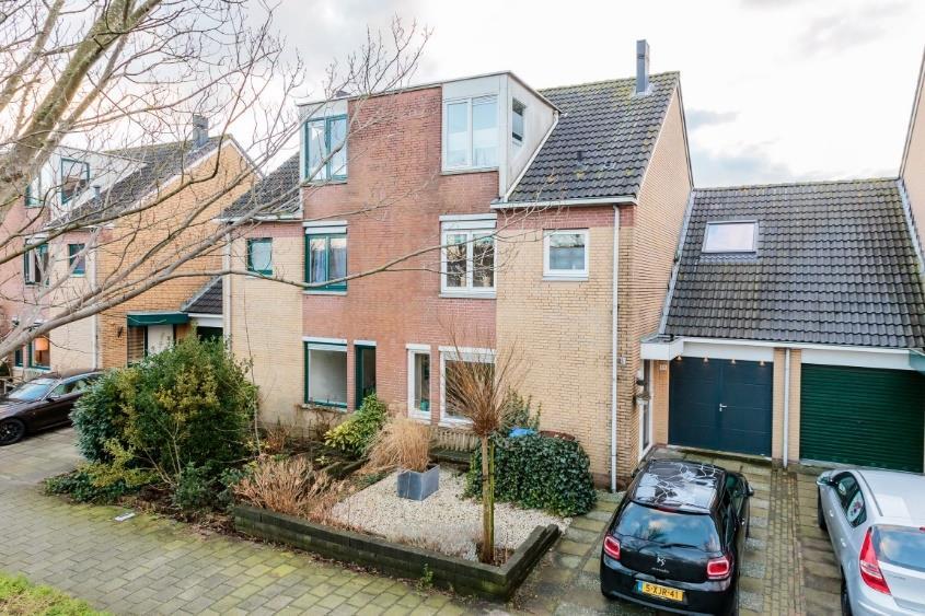 bergruimte 4 slaapkamers echter is 5 mogelijk De keuken & badkamer zijn neutraal luxe uitgevoerd Een prachtig aangelegde achtertuin van ca 75m² met veel zon De woning is centraal gesitueerd in de