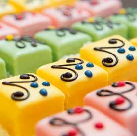 Lunches Patisserie Petit four 3,50 Petit four met logo 4,50 Gesorteerd gebak 4,00 Assortiment wereldse chocolade, 2 p.