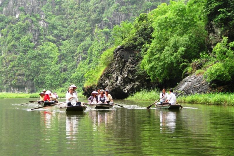 Dag 27 Ninh Binh - Hanoi Je kunt in Tam Coc een optioneel tochtje maken met roeibootjes over de kreken en kanaaltjes, door drie grotten(!) en langs groene velden en kleine dorpen.