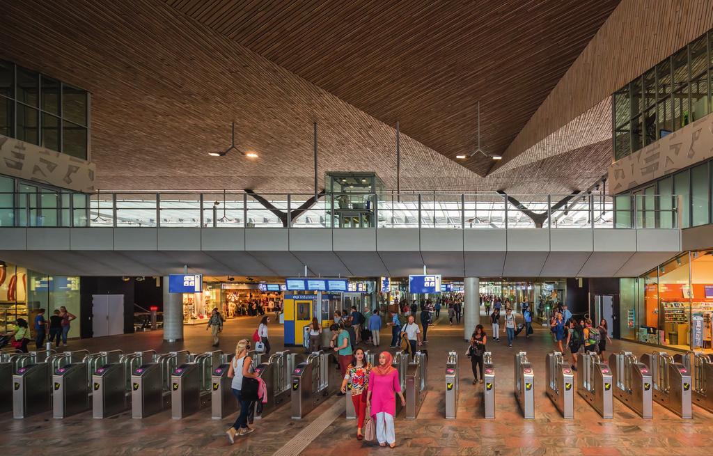 12 13 Met 110.000 reizigers per dag verwerkt het stationsgebied momenteel evenveel reizigers als luchthaven Schiphol.