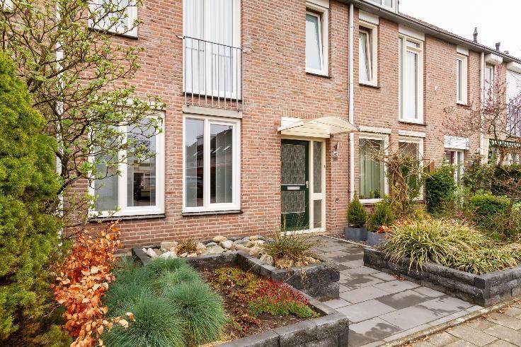 Deze keurige woning is gelegen aan een rustige straat met voldoende parkeergelegenheid