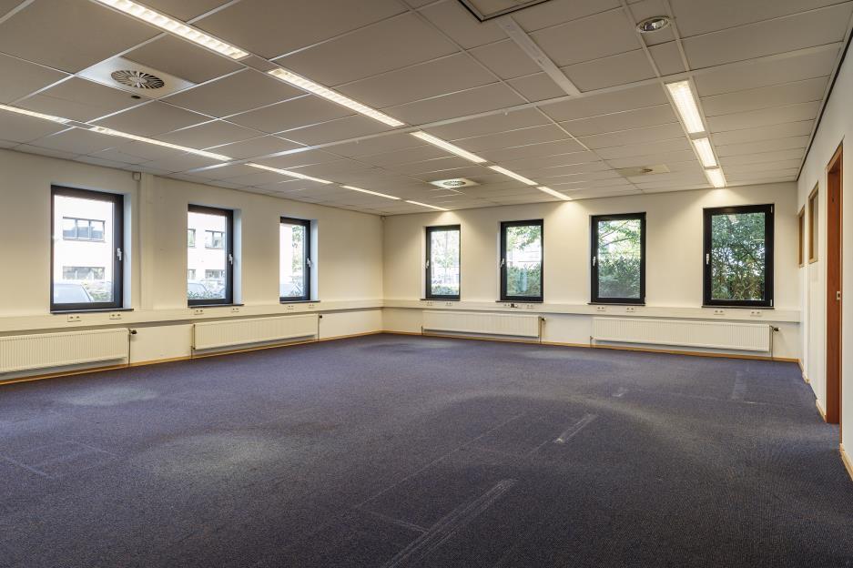 Vloeroppervlakte Totaal ca. 140 m² verhuurbaar vloeroppervlak kantoorruimte, inclusief omslag algemene ruimtes op de begane grond.