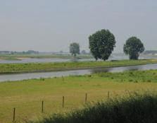 Als je over de dijk vanuit het naastgelegen Nieuwegein het dorp komt binnenrijden, voel je de rust over je heen