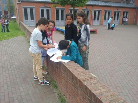 kennismaken met de Cruyff Foundation, de 14 regels van Johan Cruijff en kiezen welke coatings ze op het schoolplein willen.