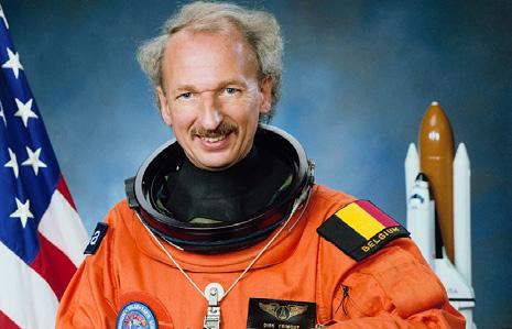 Naar de maan NAAR DE MAAN Naam: Dirk Frimout Leeftijd: 51 jaar Komt uit: België Naam ruimtetuig: STS45