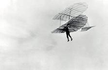 4 Zweefvliegen Hier zie je Otto Lilienthal. Hij was een Duitse uitvinder. Meer dan honderd jaar geleden liep hij met een zelfgemaakt zweeftoestel een heuvel af. Heel wat mensen stonden bang te kijken.