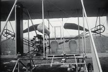 Het eerste vliegtuig 5 De gebroeders Wright leefden in Amerika. Ze waren grote fans van Otto. Eerst bouwden ze zweefvliegtuigen. Na een tijdje waren ze daar niet meer zo tevreden over.