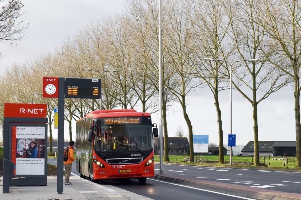 noemen als redenen hiervoor vooral de hogere frequentie waarmee de bussen rijden en de snellere verbinding met Leiden Centraal vanwege het beperkte aantal tussenstops.