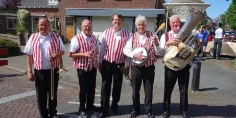 Live optredens La La Familia Otto Kruijsdijk en zijn dochter Iris brengen op zondagmiddagen muzikale reuring in De Hogeweyk. Zij treden op in de passage (bij mooi weer op het theaterplein) van 15.