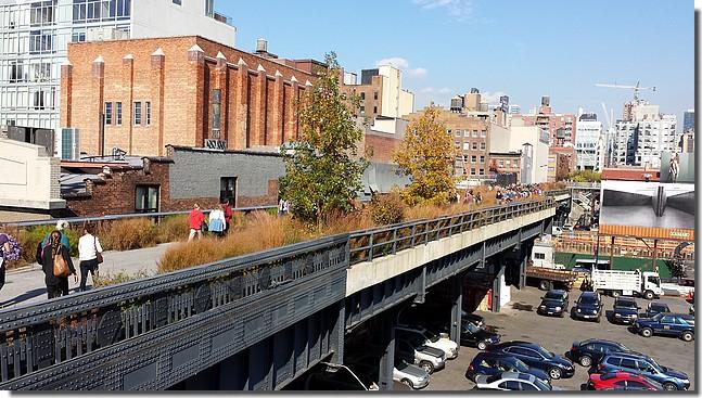 De High line,een hergebruikte oude spoorlijn, geeft een prachtig panorama op de stad. file:///c /Users/J.W.