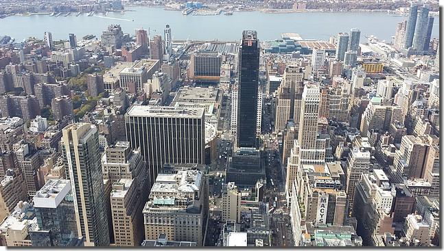 Het weer is prima en mooi helder,dus besluiten we een kijkje te nemen op het Empire State Building met een hoogte van 381 meter.
