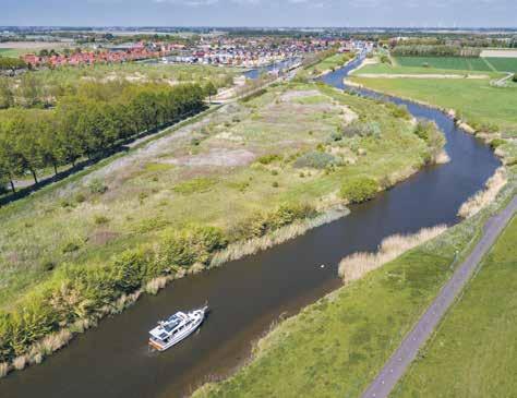 De peekaaien, aan beide kanten van het water, staan nu nog vol auto s. Maar dat gaat veranderen. In de toekomst zijn de kaden autovrij en opgeknapt. Dat ziet er heel anders uit.