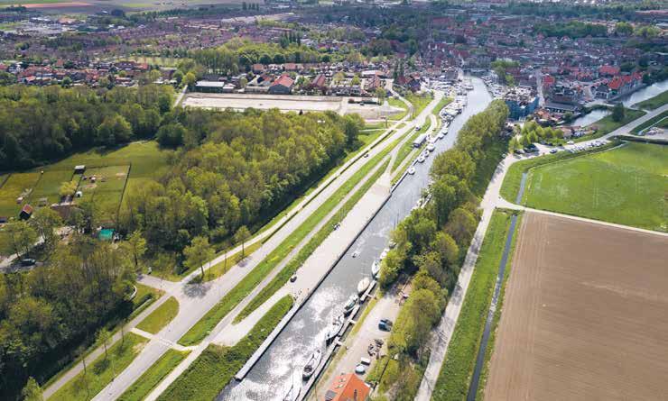 HAVENKANALEN Wandelen en mijmeren Aan beide uiteinden van het havenkanaal van Middelharnis is het nodige te beleven.