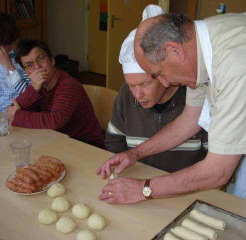 Brood en koek Cursus 9c Periode 1 8 lessen */**/*** Het bakken van een brood of het bakken van lekkere koekjes, het maken van brooddeeg. Het vormen van het deeg en het versieren van een taart.