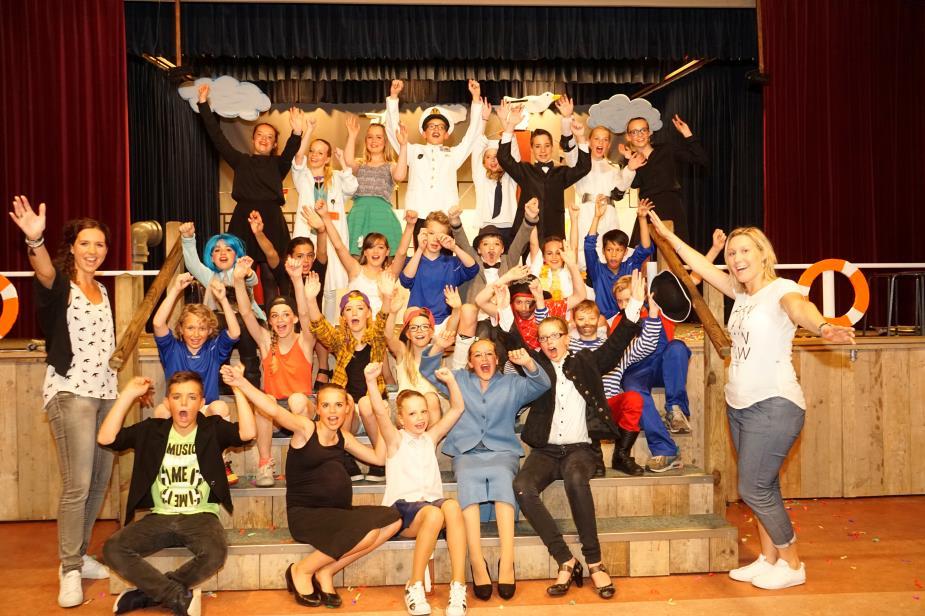 SPROKKELS GROEP 7-8 Musical Alles Overboord Wat zíjn we trots!! Groep 7-8 heeft op 7 en 8 juli een schitterende musical neergezet! Er werd goed gespeeld en enthousiast gezongen en gedanst.